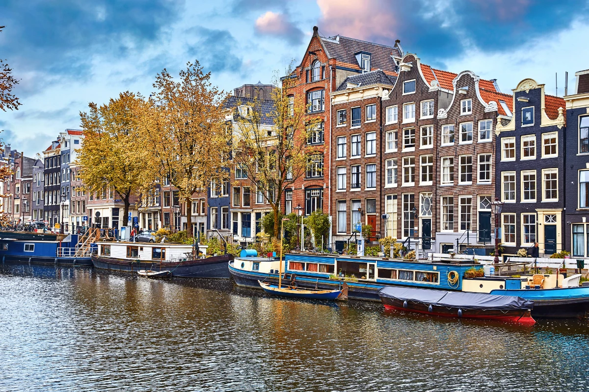 Barki - domy na rzece, Amsterdam, Holandia