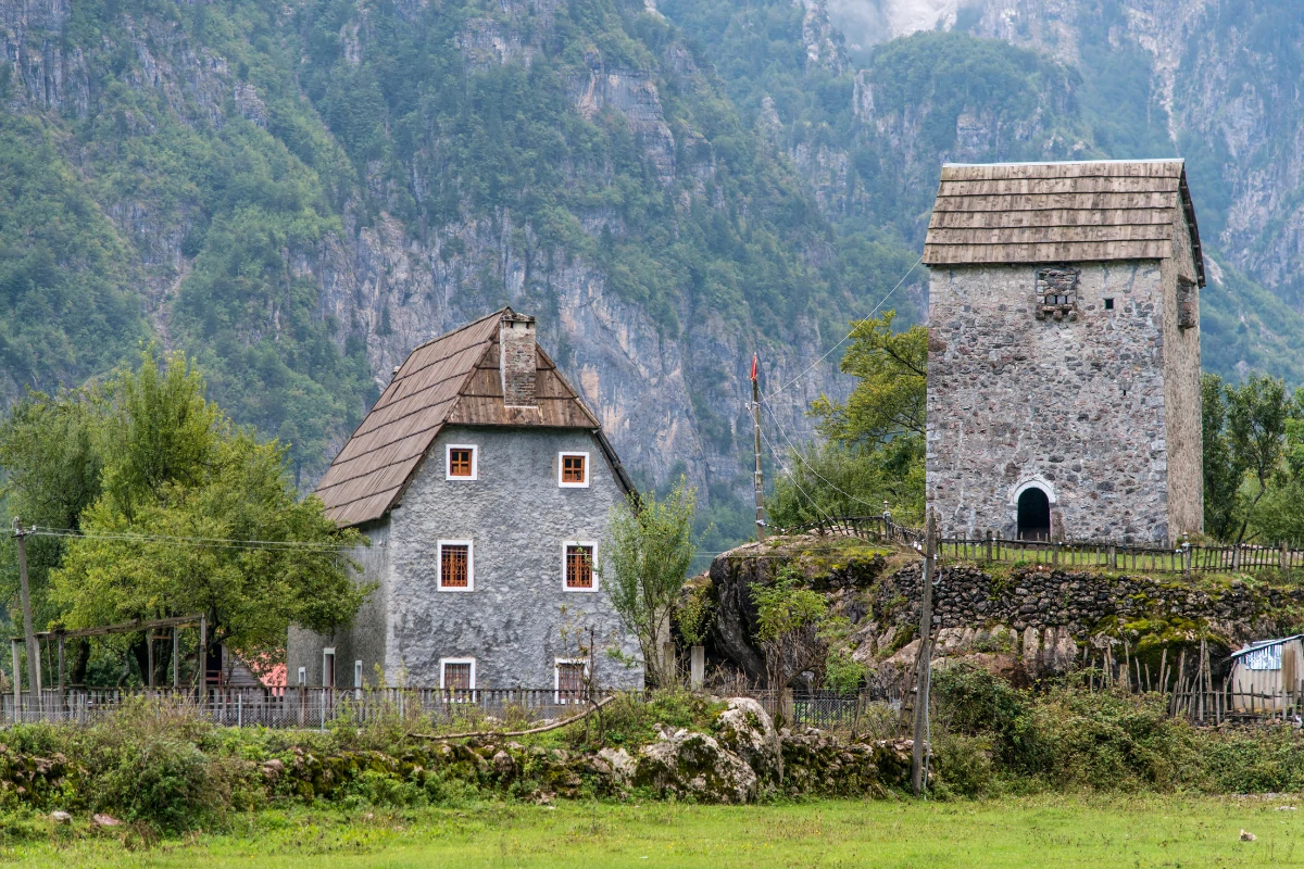 Wieża Krwawej Zemsty w dolinie Theth, Albania